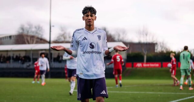 Man Utd porazil Liverpool 7:0, keďže „ďalší Neymar“ strelil hetrik KIRKBY, ANGLICKO - 29. NOVEMBRA: JJ Gabriel z Manchestru United oslavuje tretí gól svojich tímov počas zápasu Premier League U18 medzi Manchestrom United a Liverpoolom v Liverpool FC Academy 29. novembra 2025 v anglickom Kirkby. (Foto Poppy Townson - MUFC/Manchester United cez Getty Images)