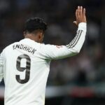 Endrick so zdvihnutou rukou počas zápasu