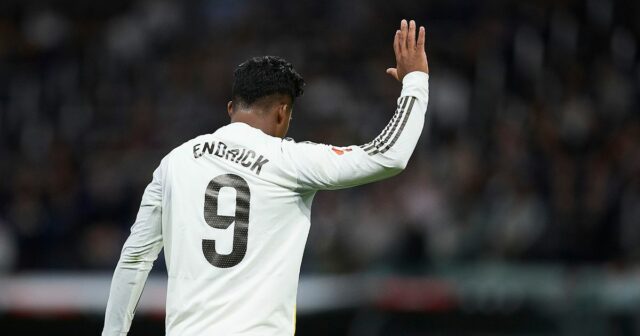 Endrick so zdvihnutou rukou počas zápasu