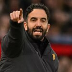 LONDÝN, ANGLICKO - 8. NOVEMBRA: Matthijs de Ligt z Manchestru United (3L) oslavuje so spoluhráčmi zo strelenia druhého gólu svojho tímu počas zápasu Premier League medzi Tottenhamom Hotspur a Manchestrom United na štadióne Tottenham Hotspur 8. novembra 2025 v Londýne v Anglicku. (Foto: Julian Finney/Getty Images)