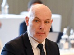 Manažéri Premier League jasne vyjadrujú požiadavku VAR Howardovi Webbovi Hlavný rozhodca Howard Webb