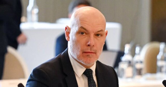 Manažéri Premier League jasne vyjadrujú požiadavku VAR Howardovi Webbovi Hlavný rozhodca Howard Webb