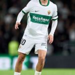 Manchester City sa pripojil k Arsenalu pri kontrole stredopoliara Elche Rodriga Mendozu