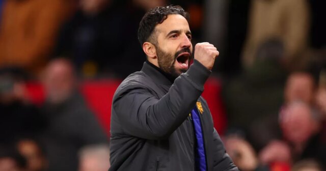 Manažér Manchestru United Ruben Amorim oslavuje víťazstvo 4:2 počas zápasu Premier League medzi Manchestrom United a Brighton & Hove Albion na Old Trafford 25. októbra 2025 v Manchestri v Anglicku. 