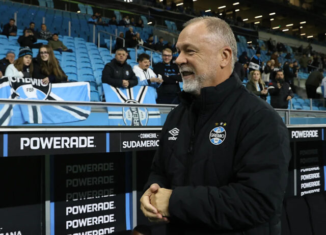 📹 Mano Menezes dáva fanúšikom Grêmia po góle prostredník, sledujte Download app from appStore