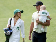 Manželka Brooksa Koepku Jena Sims odhaľuje reakciu ich syna Crewa na pobyt na golfovom ihrisku Záber z instagramového príbehu Jeny Sims - Image Credit: cez @jenamsims