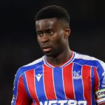 Marc Guehi sa pozerá počas hry za Crystal Palace
