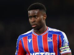 Marc Guehi posiela trojslovný odkaz, keď Arne Slot robí brutálne rozhodnutie Liverpoolu Marc Guehi sa pozerá počas hry za Crystal Palace