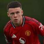 MANCHESTER, ANGLICKO – 23. AUGUSTA: Kai Rooney z Manchestru United v akcii počas Premier League hráčov do 18 rokov medzi Manchester United U18 a Middlesbrough U18 na tréningovom ihrisku Carrington 23. augusta 2025 v anglickom Manchestri. (Foto: Anthony Devlin/Manchester United cez Getty Images)