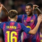 Marcus Rashford z FC Barcelona oslavuje strelenie tretieho gólu svojho tímu so spoluhráčom Ferminom Lopezom počas zápasu LaLiga EA Sports medzi FC Barcelona a Elche CF na Spotify Camp Nou 2. novembra 2025 v Barcelone v Španielsku.