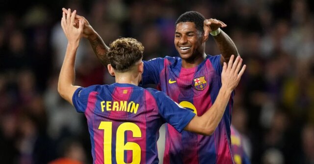 Marcus Rashford ukazuje skutočné farby s dokonalou odozvou na tvrdenie Marcus Rashford z FC Barcelona oslavuje strelenie tretieho gólu svojho tímu so spoluhráčom Ferminom Lopezom počas zápasu LaLiga EA Sports medzi FC Barcelona a Elche CF na Spotify Camp Nou 2. novembra 2025 v Barcelone v Španielsku.