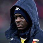 JANOV, TALIANSKO - 21. DECEMBRA: Mario Balotelli z Janova CFC sa pozerá pred zápasom Serie A medzi Janovom a Neapolom na Stadio Luigi Ferraris 21. decembra 2024 v talianskom Janove. (Foto od Image Photo Agency/Getty Images)
