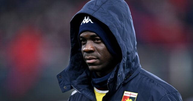 JANOV, TALIANSKO - 21. DECEMBRA: Mario Balotelli z Janova CFC sa pozerá pred zápasom Serie A medzi Janovom a Neapolom na Stadio Luigi Ferraris 21. decembra 2024 v talianskom Janove. (Foto od Image Photo Agency/Getty Images)