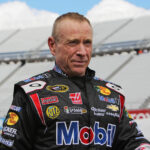 Mark Martin predvádza na mieru vyrobený motor s vyrytým číslom 6 vytvorený pre jeho Newell Coach