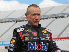 Mark Martin predvádza na mieru vyrobený motor s vyrytým číslom 6 vytvorený pre jeho Newell Coach Mark Martin predvádza na mieru vyrobený motor s vyrytým číslom 6 vytvorený pre jeho Newell Coach