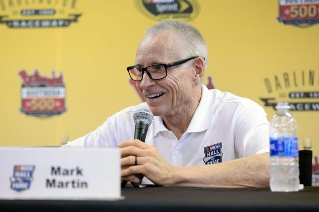 Mark Martin upustil od dvojslovnej reakcie, keď vypukol chaos v pretekoch NASCAR Championship
