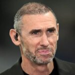 Martin Keown sa pozerá pred zápasom