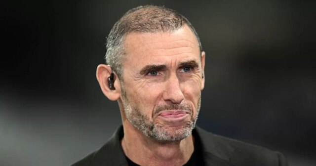 Martin Keown sa pozerá pred zápasom