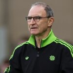 Martin O'Neill, dočasný manažér Celticu, sleduje semifinálový zápas Premier Sports Cup medzi Celticom a Rangers v Hampden Parku 2. novembra 2025 v Glasgowe v Škótsku.