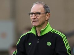Martin O’Neill hovorí úprimne o pracovnej ponuke Keltov s jednoslovnou odpoveďou Martin O'Neill, dočasný manažér Celticu, sleduje semifinálový zápas Premier Sports Cup medzi Celticom a Rangers v Hampden Parku 2. novembra 2025 v Glasgowe v Škótsku.