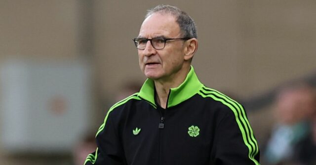 Martin O'Neill, dočasný manažér Celticu, sleduje semifinálový zápas Premier Sports Cup medzi Celticom a Rangers v Hampden Parku 2. novembra 2025 v Glasgowe v Škótsku. 