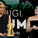 Hannah Hampton hovorí na pódiu s Women's Yashin Trophy po boku Mary Earps