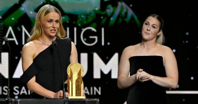 Hannah Hampton hovorí na pódiu s Women's Yashin Trophy po boku Mary Earps