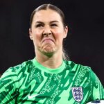 SYDNEY, AUSTRÁLIA – 28. júla: Hannah Hampton, Mary Earps z Anglicka vstupujú na ihrisko, aby sa rozcvičili pred zápasom D-skupiny majstrovstiev sveta FIFA žien Austrálie a Nového Zélandu 2023 medzi Anglickom a Dánskom na futbalovom štadióne v Sydney 28. júla 2023 v austrálskom Sydney / Gadigal. (Foto Elsa – FIFA/FIFA cez Getty Images)