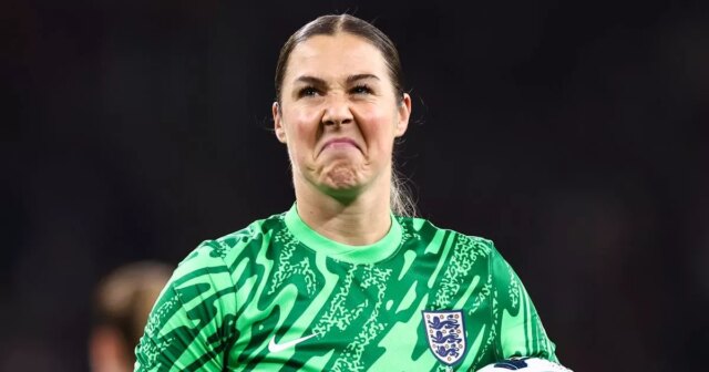 Mary Earpsová reaguje na divoké komentáre šéfa Chelsea uprostred trpkého SYDNEY, AUSTRÁLIA – 28. júla: Hannah Hampton, Mary Earps z Anglicka vstupujú na ihrisko, aby sa rozcvičili pred zápasom D-skupiny majstrovstiev sveta FIFA žien Austrálie a Nového Zélandu 2023 medzi Anglickom a Dánskom na futbalovom štadióne v Sydney 28. júla 2023 v austrálskom Sydney / Gadigal. (Foto Elsa – FIFA/FIFA cez Getty Images)