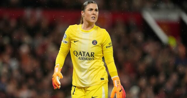 Bývalá brankárka Manchestru United Mary Earps bola po svojom návrate na Old Trafford s Parížom Saint-Germain zmiešaná.