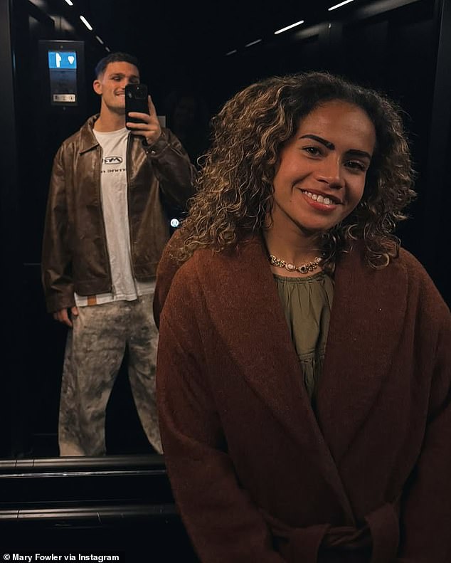 Mary Fowler sa prvýkrát otvára o tom, keď sa NAOZAJ Superhviezda Matildas Mary Fowler odhalila, ako spolu s priateľom Nathanom Clearym začali chodiť počas Majstrovstiev sveta žien v roku 2023.