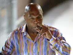 Máš chuť, Mike? Boxerská ikona Tyson fajčí joint a jedáva popcorn počas noci v Los Angeles Boxerská legenda Mike Tyson