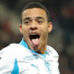 Mason Greenwood oslavuje tretí gól svojho tímu počas zápasu medzi OGC Nice a Olympique de Marseille.