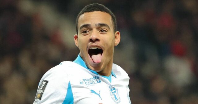 Mason Greenwood oslavuje tretí gól svojho tímu počas zápasu medzi OGC Nice a Olympique de Marseille. 