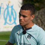 Mason Greenwood oslavuje tretí gól svojho tímu počas zápasu medzi OGC Nice a Olympique de Marseille.