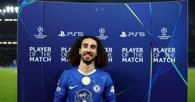 Hráči Chelsea oslavujú víťazstvo nad Barcelonou