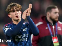 Max Dowman: Krídelník Arsenalu (15) sa stal najmladším hráčom Ligy majstrov Troy Deeney and Moises Caicedo
