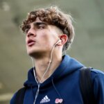 Max Dowman ide na ihrisko.