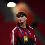 Max Dowman sa zapísal do histórie Ligy majstrov ako vôbec prvý 15-ročný hráč súťaže