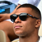 Micah Richards varuje Liverpool, aby zmenil prístup proti Kylianovi Mbappemu