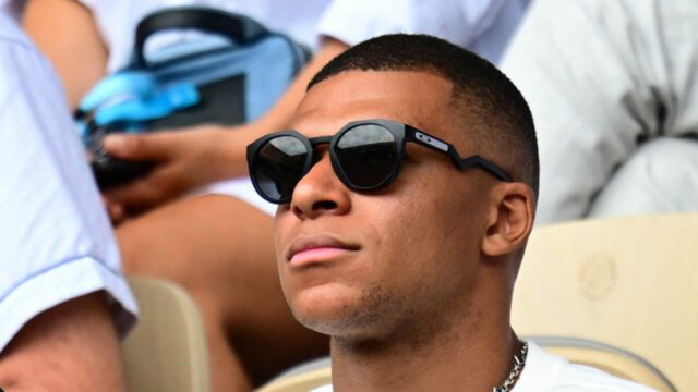 Micah Richards varuje Liverpool, aby zmenil prístup proti Kylianovi Mbappemu Micah Richards varuje Liverpool, aby zmenil prístup proti Kylianovi Mbappemu