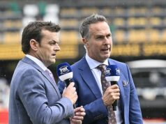 Michael Vaughan varuje Bena Stokesa, že Anglicko „by sa malo obávať, že sa na nich priaznivci obrátia“ počas Ashes, ak budú naďalej robiť jednu jednoduchú vec. Michael Vaughan (na fotke vpravo s Adamom Gilchristom) varoval stranu Bena Stokesa a tvrdil, že anglickí fanúšikovia by sa mohli obrátiť proti turistom, ak budú robiť tie isté chyby.