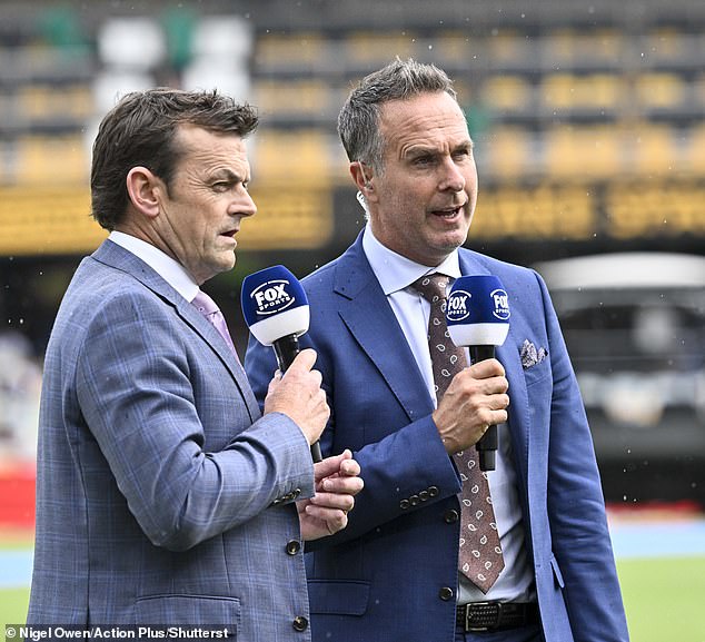 Michael Vaughan varuje Bena Stokesa, že Anglicko „by sa malo Michael Vaughan (na fotke vpravo s Adamom Gilchristom) varoval stranu Bena Stokesa a tvrdil, že anglickí fanúšikovia by sa mohli obrátiť proti turistom, ak budú robiť tie isté chyby.
