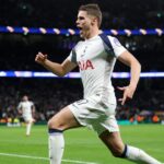 Micky van de Ven oslavuje strelenie gólu počas zápasu Ligy majstrov UEFA medzi Tottenhamom Hotspur a Kodaňou