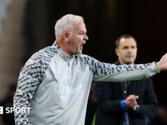 Middlesbrough: Adi Viveash zostane po Edwardsovom odchode ako dočasný šéf Adi Viveash making a gesture with his left-hand during Middlesbrough's win over Birmingham City with Blue head coach Chris Davies in the background