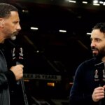 MANCHESTER, ANGLICKO – 17. apríla: Tréner Manchestru United Ruben Amorim má rozhovor pre TNT Sports s Rio Ferdinandom (vľavo) po štvrťfinálovom druhom futbalovom zápase Európskej ligy UEFA 2024/25 medzi Manchestrom United (Man U) a Olympique Lyonnais (OL, Lyon) na štadióne Old Trafford, Anglicko 22. apríla 17. apríla. (Foto: Jean Catuffe/Getty Images)
