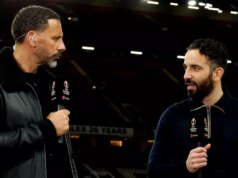 Might Rubena Amarima MANCHESTER, ANGLICKO – 17. apríla: Tréner Manchestru United Ruben Amorim má rozhovor pre TNT Sports s Rio Ferdinandom (vľavo) po štvrťfinálovom druhom futbalovom zápase Európskej ligy UEFA 2024/25 medzi Manchestrom United (Man U) a Olympique Lyonnais (OL, Lyon) na štadióne Old Trafford, Anglicko 22. apríla 17. apríla. (Foto: Jean Catuffe/Getty Images)