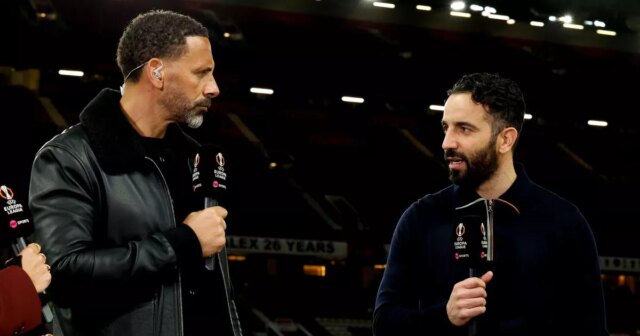 MANCHESTER, ANGLICKO – 17. apríla: Tréner Manchestru United Ruben Amorim má rozhovor pre TNT Sports s Rio Ferdinandom (vľavo) po štvrťfinálovom druhom futbalovom zápase Európskej ligy UEFA 2024/25 medzi Manchestrom United (Man U) a Olympique Lyonnais (OL, Lyon) na štadióne Old Trafford, Anglicko 22. apríla 17. apríla. (Foto: Jean Catuffe/Getty Images)