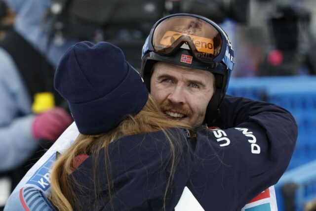 Mikaela Shiffrin sa zrútila v slzách, keď sa snúbenec Aleksander Mikaeal Shiffrin a Aleksander Kilde na svetovom pohári Audi FIS v alpskom lyžovaní - muži Super G - Zdroj: Getty
