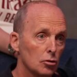 Mike Dean v diskusii o prekrývaní fanúšikov